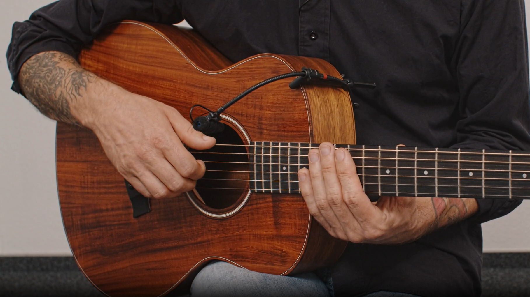 Gitarre in den Händen von Mark