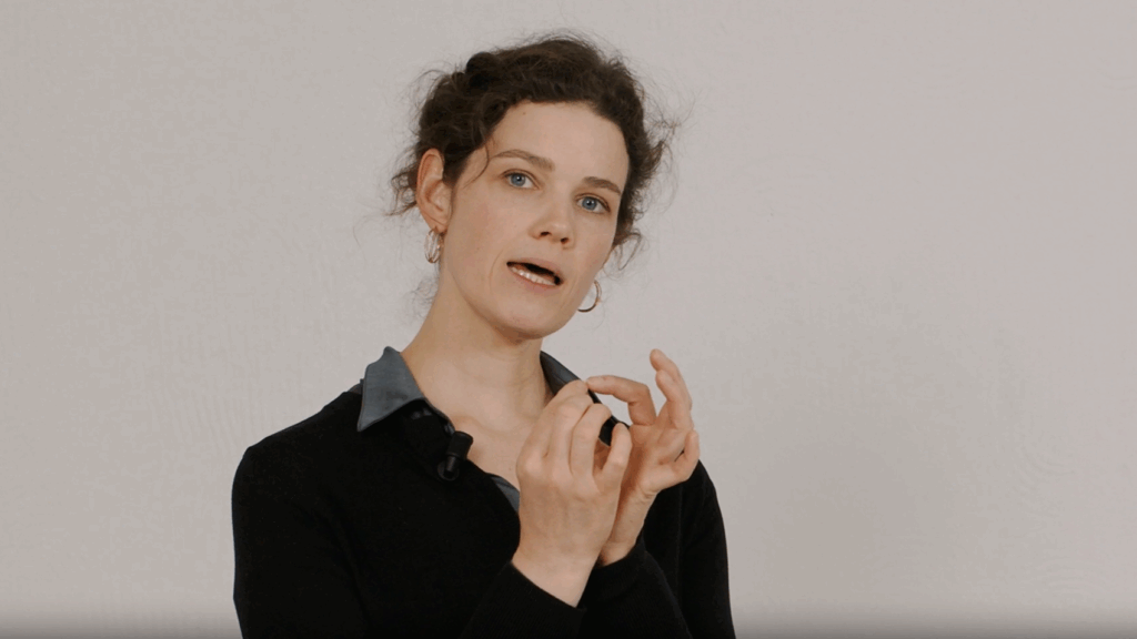 Teresa singt und gestikuliert mit den Händen