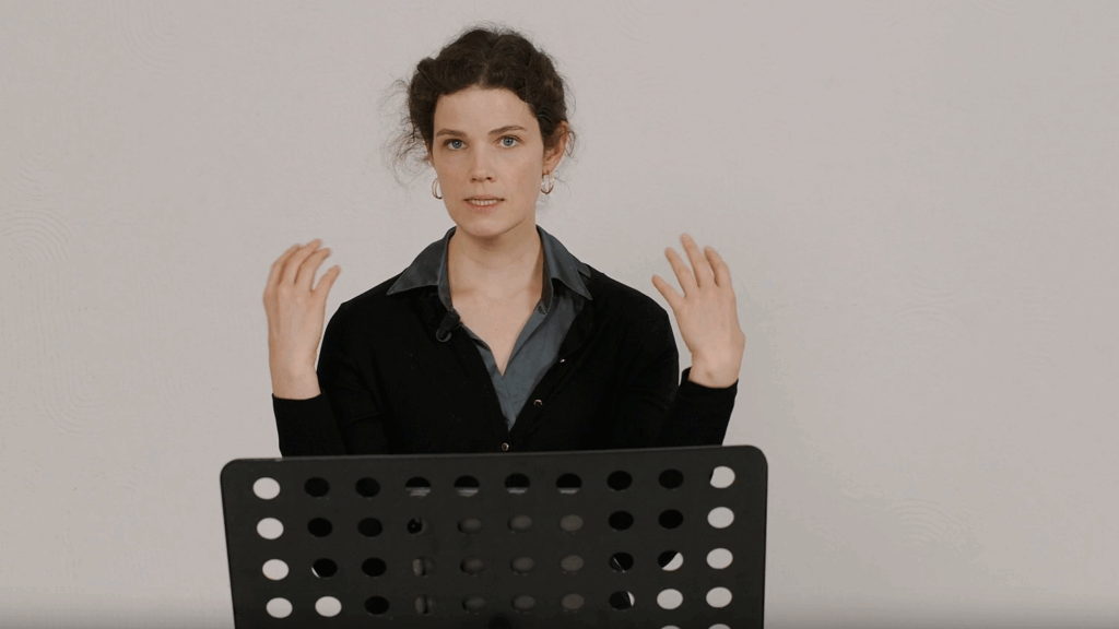 Teresa erklärt und gestikuliert mit den Händen