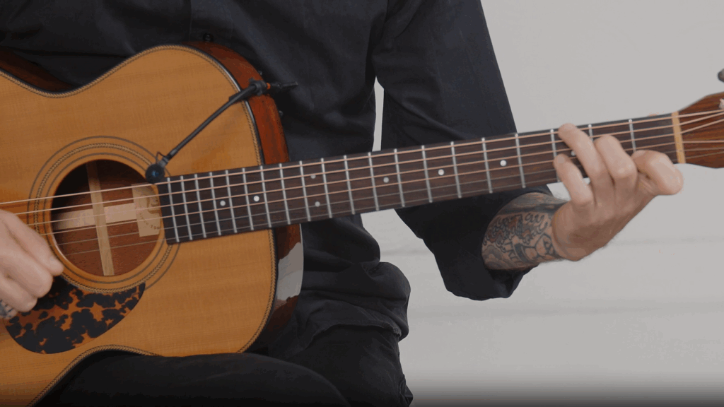 Mark spielt Gitarre nah