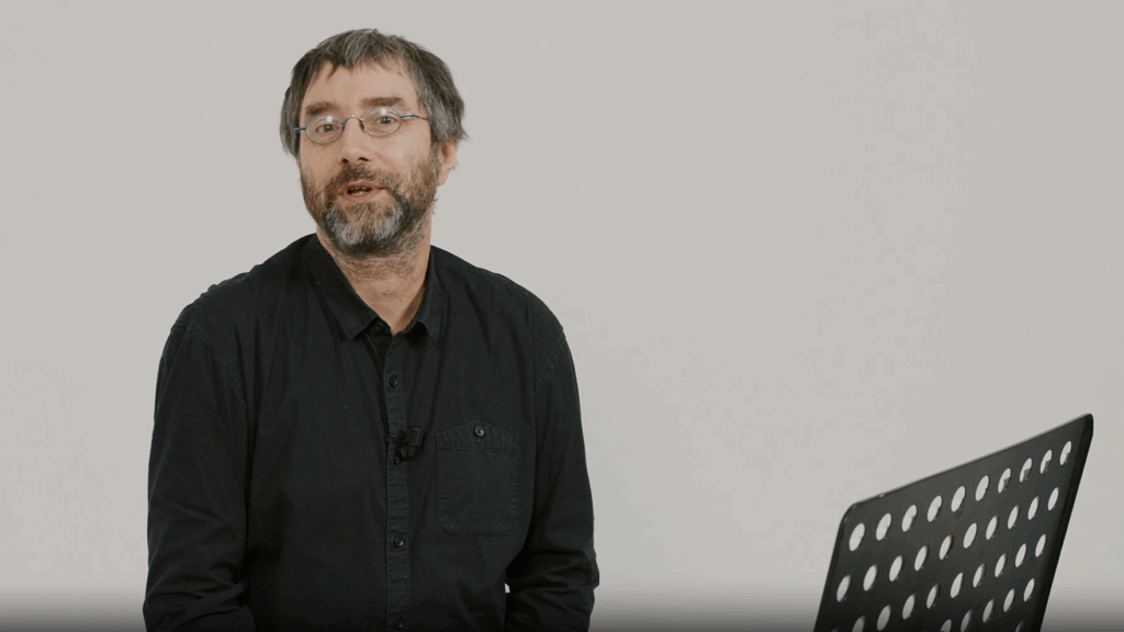 Thomas erklärt am Klavier
