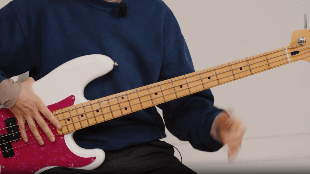 Paulas Hände am Bass