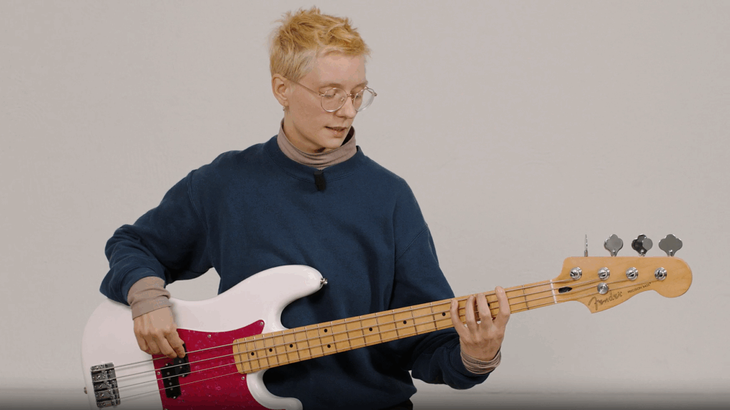 Paula spielt Bass, frontal