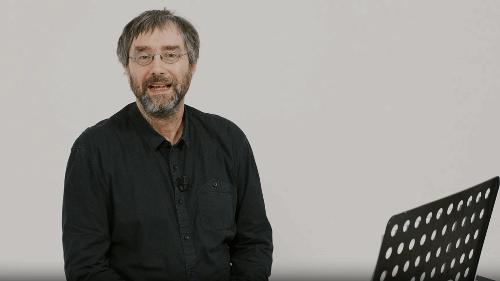 Thomas erklärt am Klavier