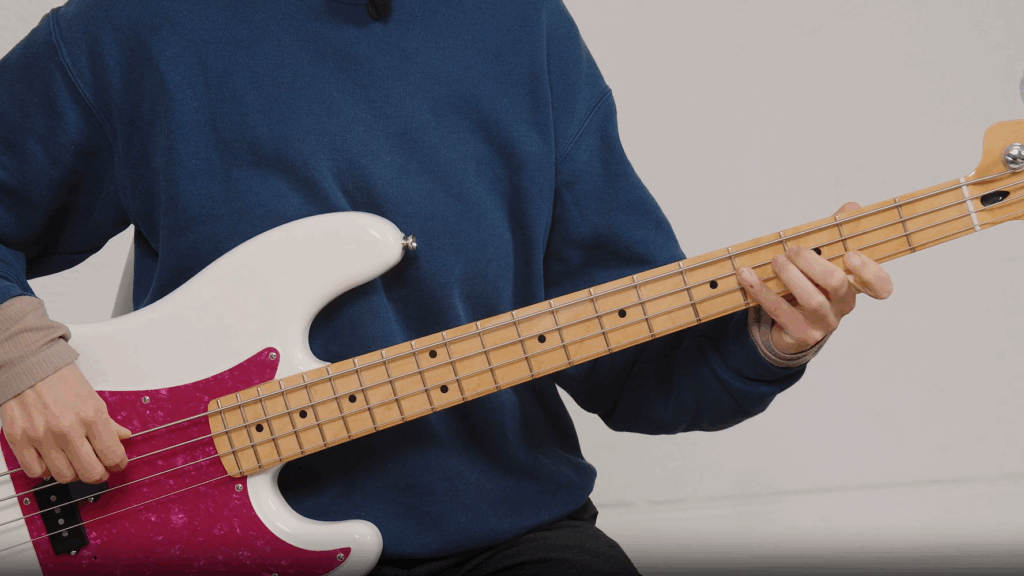 Paulas Hände am Bass