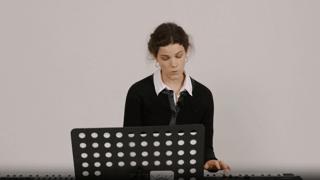 Teresa spielt und singt am Klavier
