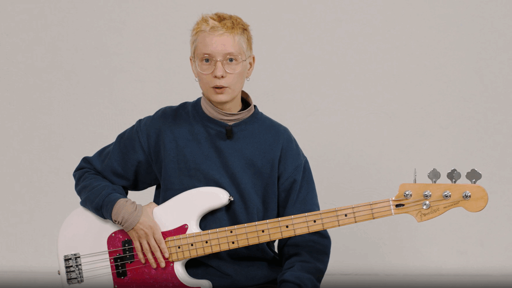 Paula erklärt am Bass, frontal