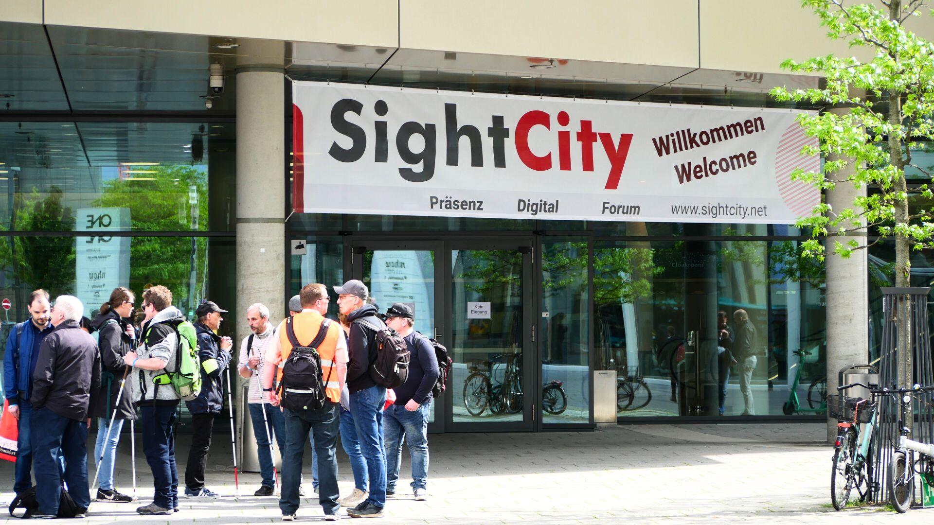 Foto vor dem Eingang zur SightCity Messe; BesucherInnen